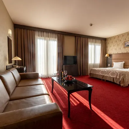 Dvoretsa 5*
