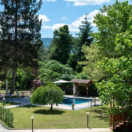 Dvoretsa 5*